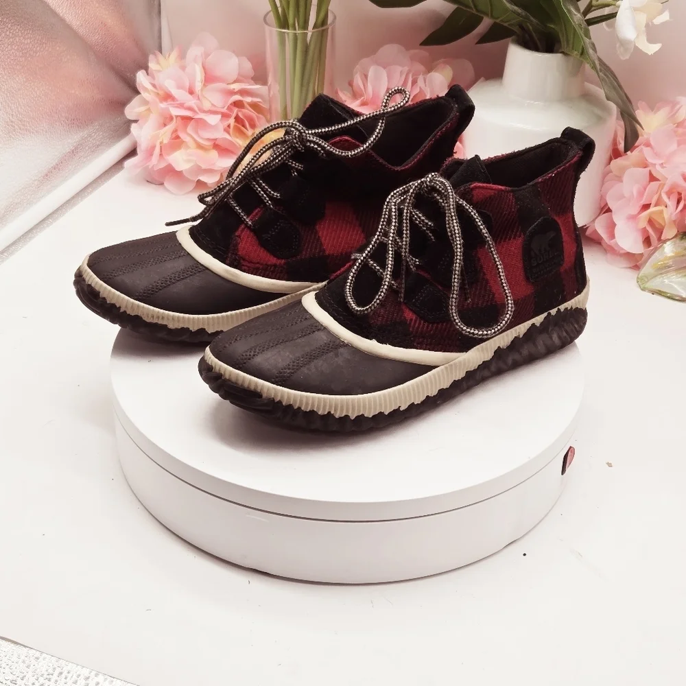 Sorel Women's Out N About Plaid Lace Up Rain Booties Size 8.5